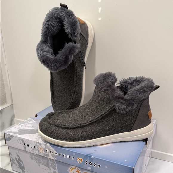 Makalu California Shoes - Makalu California brand women's faux fur-lined ankle boots size 7